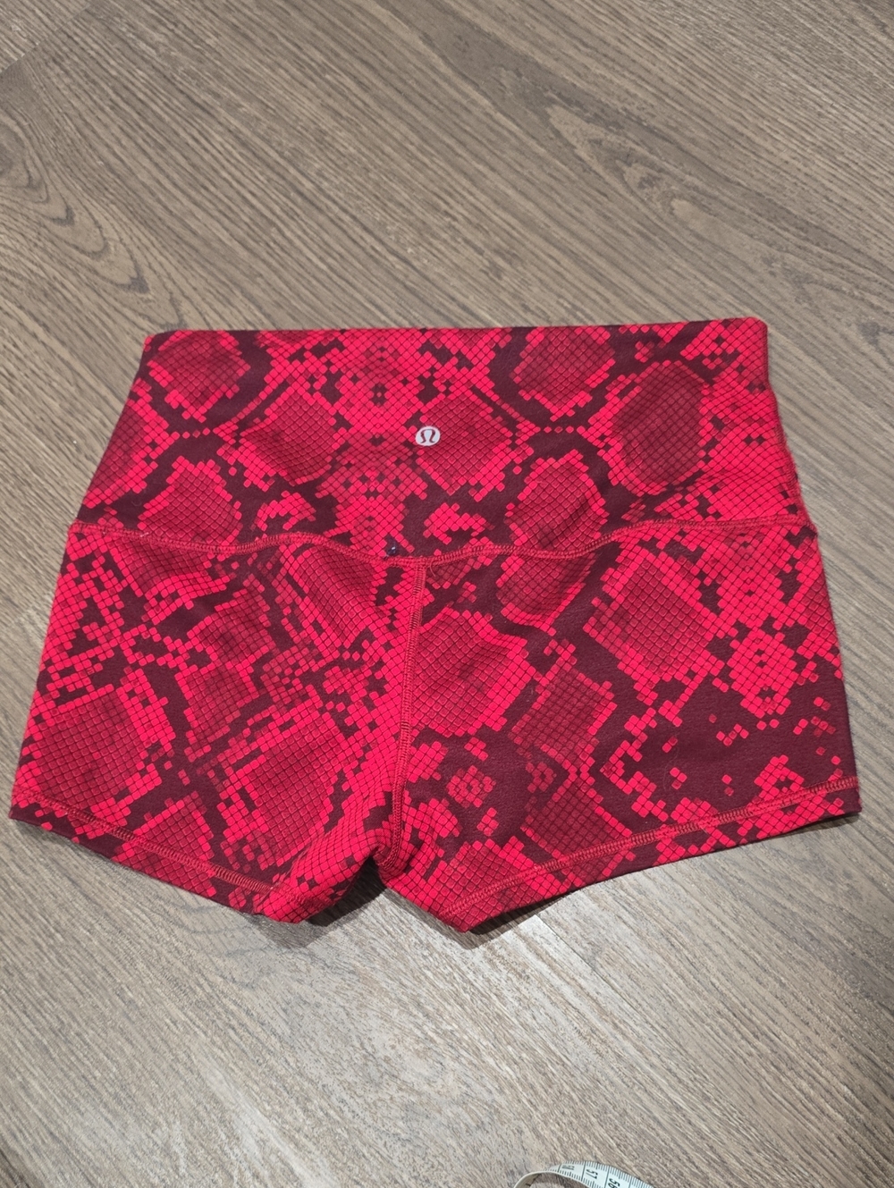 lululemon athletica Red Snake-Print Bike Shorts 4(missing)